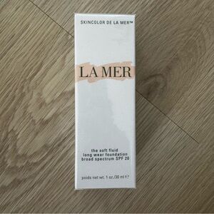 La Mer White and Beige Foundation 310 beige